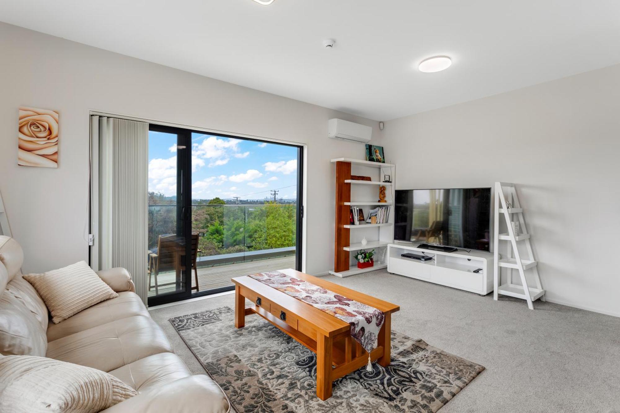Sleek Vista Townhouse With Deck And Air-con Auckland
